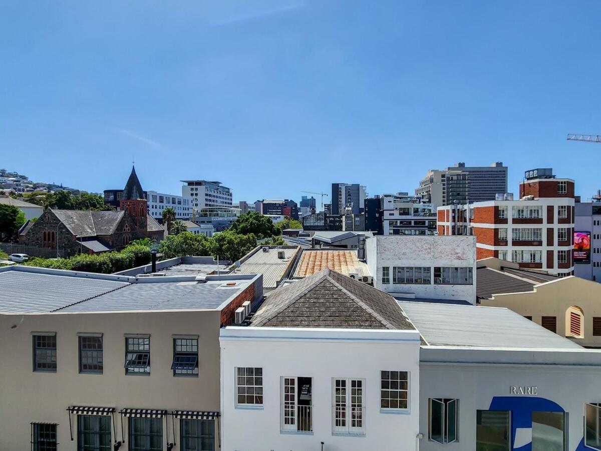 Modern & Vibrant 1 Bedroom Apartment!