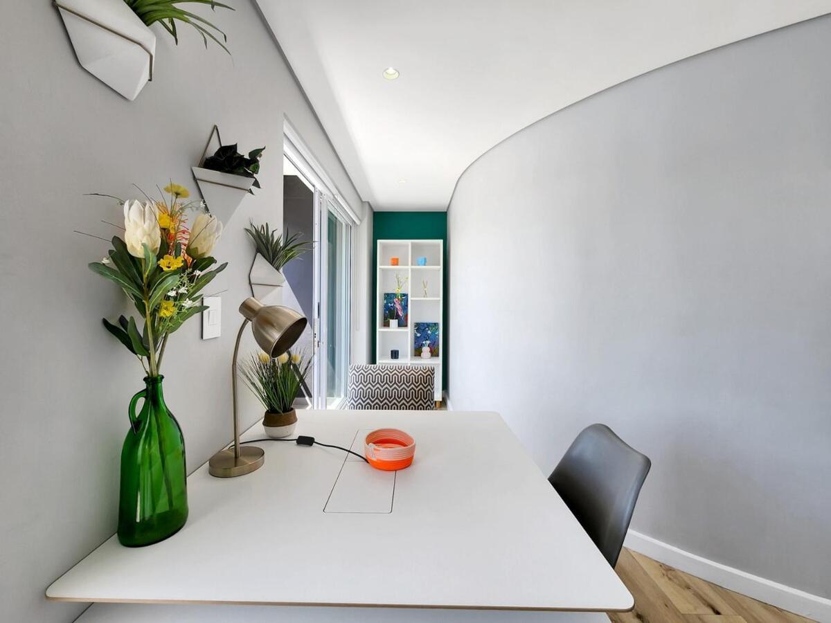 Modern & Vibrant 1 Bedroom Apartment!