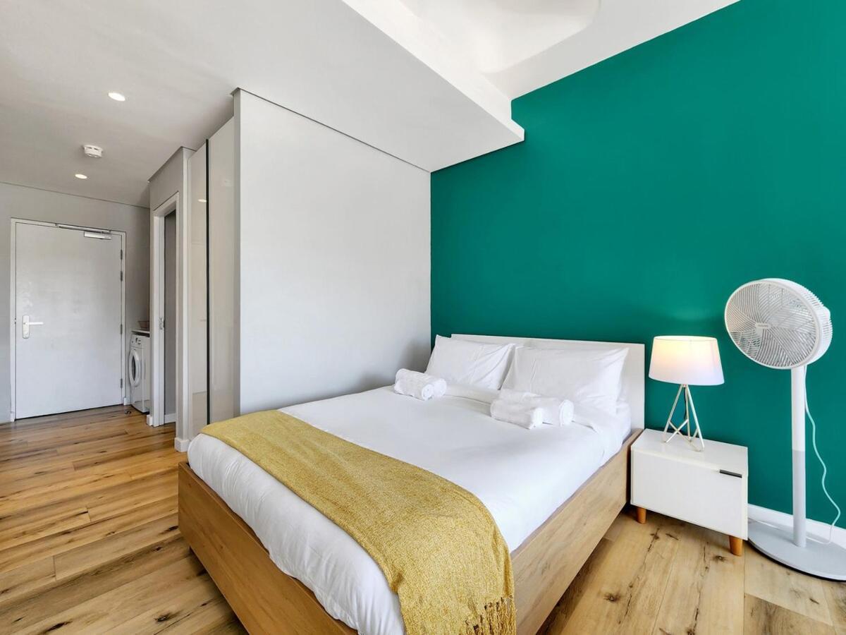 Modern & Vibrant 1 Bedroom Apartment! *