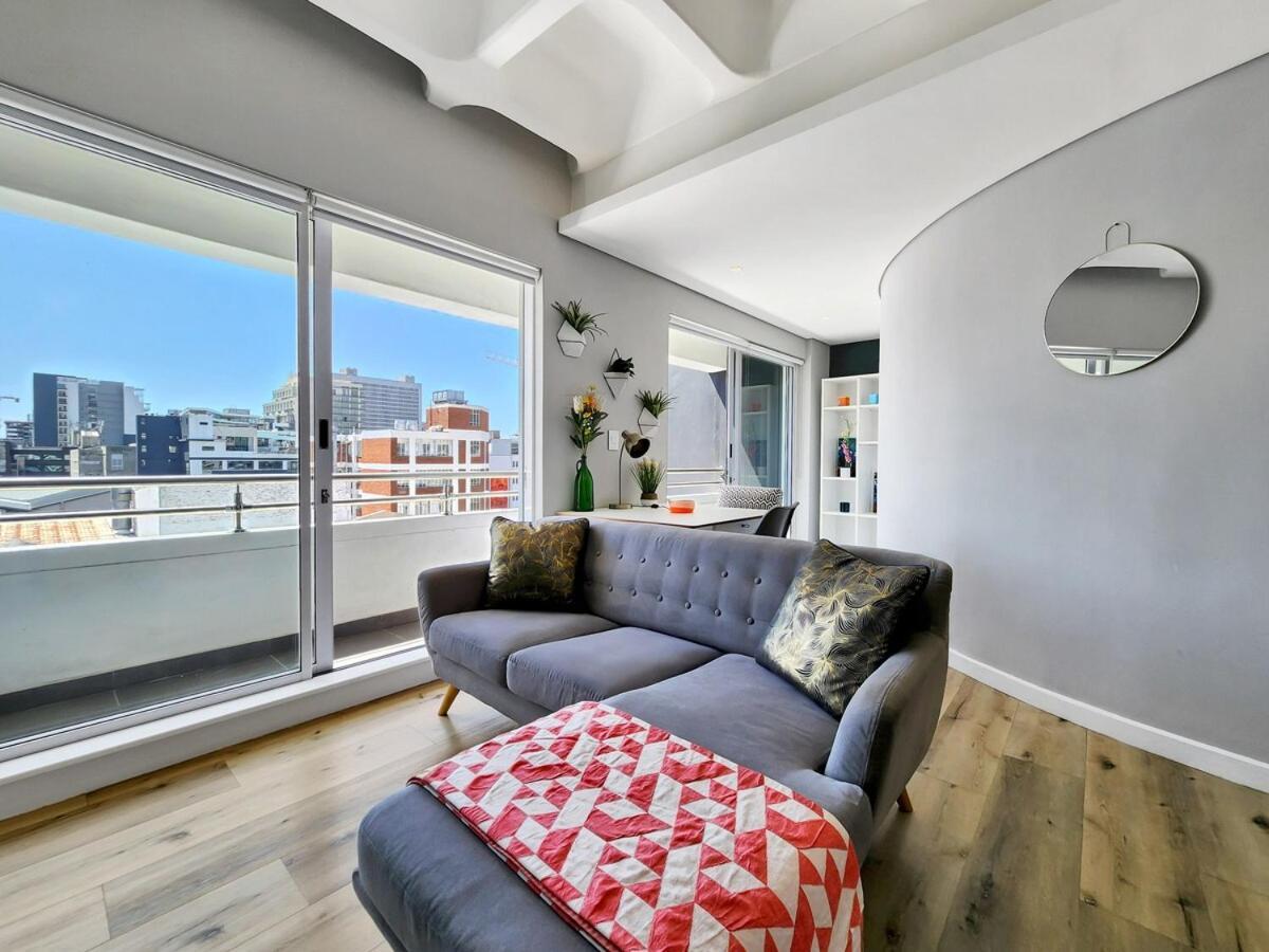 Modern & Vibrant 1 Bedroom Apartment! *