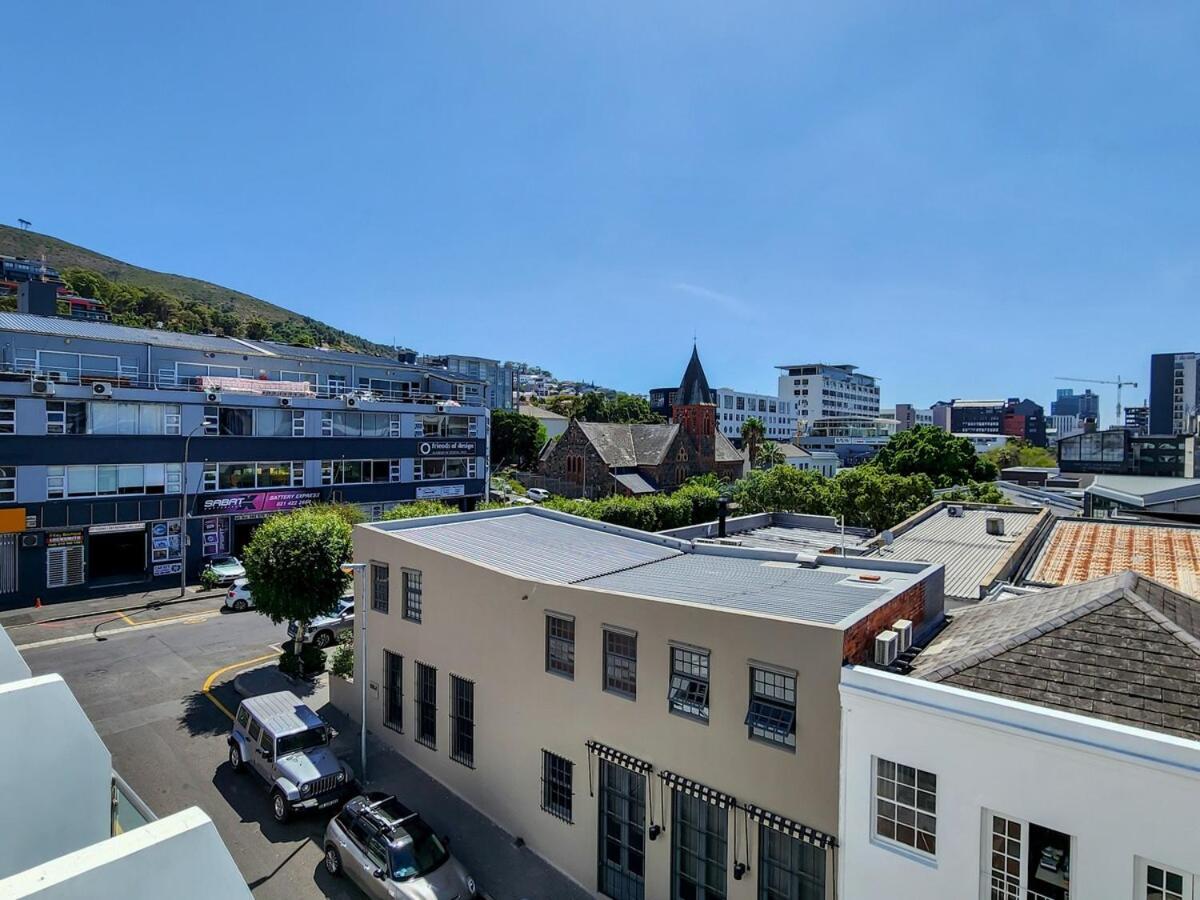 Modern & Vibrant 1 Bedroom Apartment! Cape Town